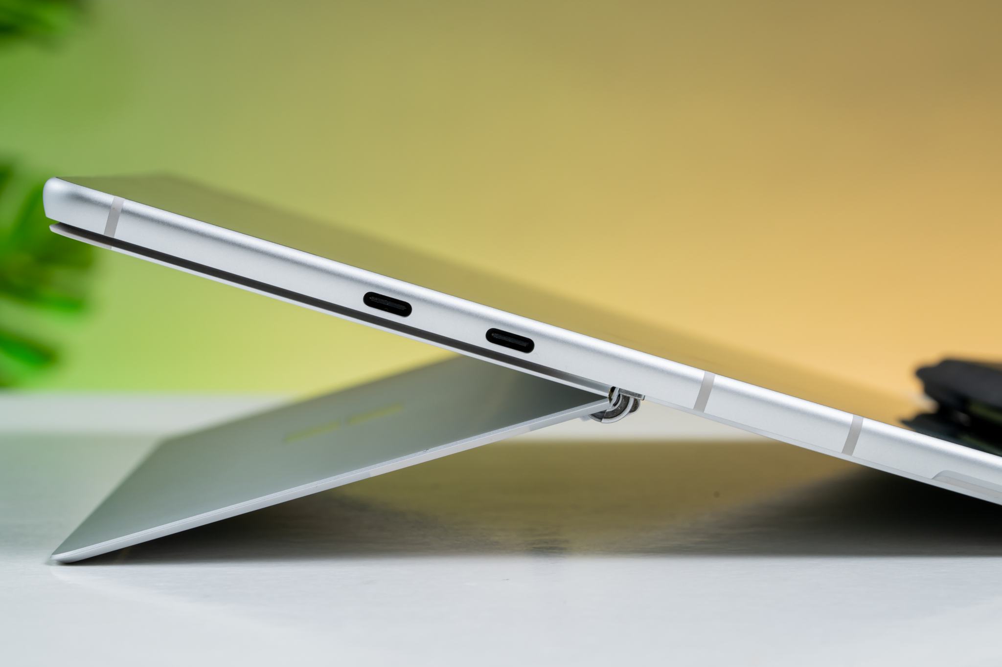 Surface Pro 9 (Intel và ARM), Microsoft đã lược bỏ đi cổng kết nối USB-A hay HDMI, loại bỏ hoàn toàn jack cắm tai nghe 3.5 mm