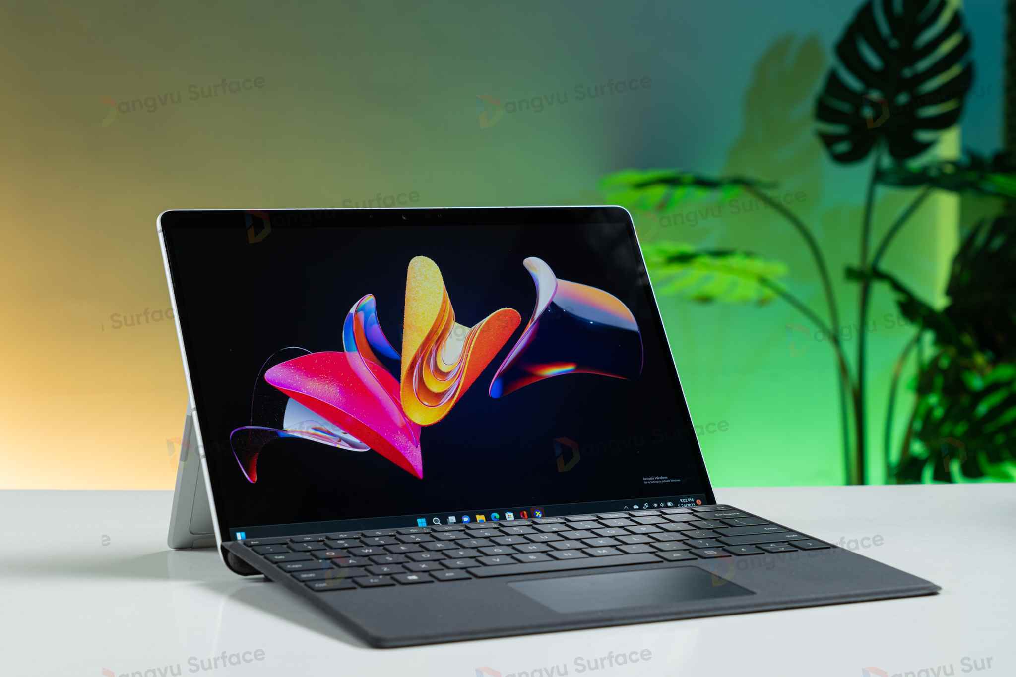 Surface Pro 9 được hãng Microsoft trang bị màn hình cảm ứng 10 điểm chạm PixelSense Flow