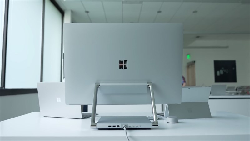 Studio 2 Plus được thiết kế dạng nhám, và phần logo Microsoft được hãng phủ bóng và đặt ở ngay trung tâm của máy