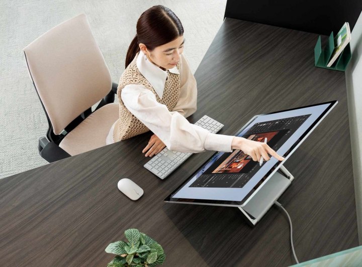 Surface Studio 2 Plus của Microsoft được hãng trang bị 1 webcam ngay phía trên của màn hình