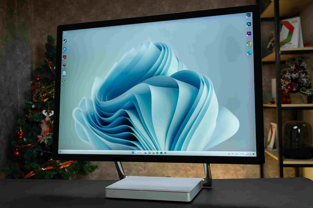 Surface Surface Studio 2 Plus sở hữu kích thước phần thân và đế không có nhiều sự thay đổi so với bản tiền nhiệm của nó