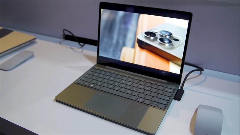 Laptop Go 3 một webcam 720p khá lỗi thời