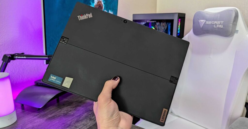 Vỏ bên ngoài của ThinkPad X12 Detachable là chất liệu hợp kim nhôm với khả năng chống bám vân tay 