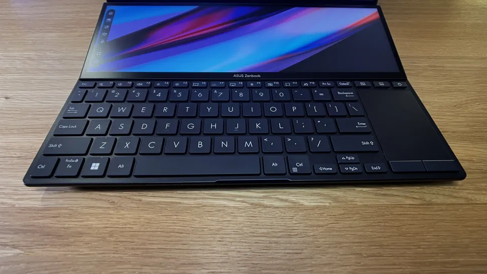 Bàn phím Zenbook Pro 14 Duo cho cảm giác gõ phím cũng khá êm tay, có chế độ đèn nền trắng