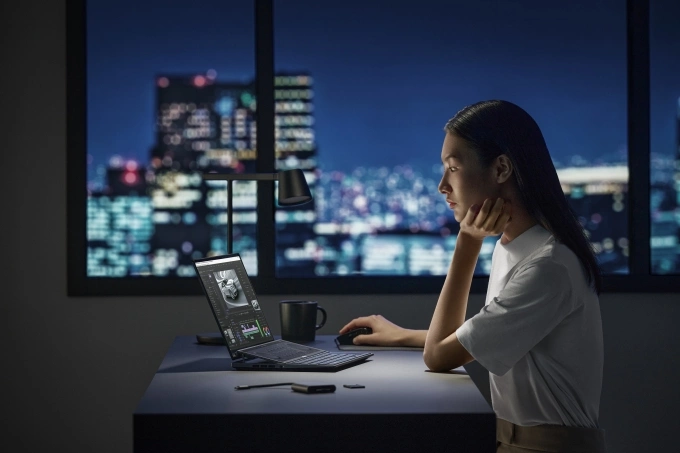 Zenbook Pro 14 Duo được trang bị pin 4 Cells 76 WHrs, cho thời lượng sử dụng pin tối đa là 8 giờ