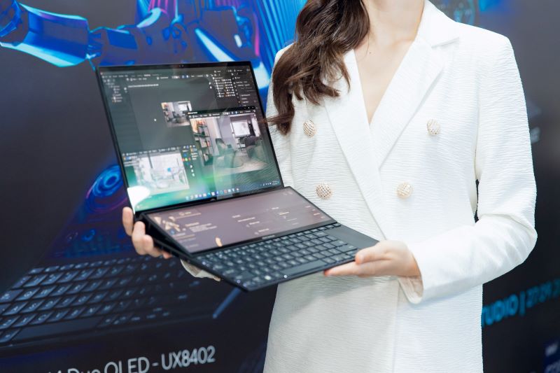 Về trọng lượng và kích thước của chiếc Zenbook Pro 14 Duo OLED (UX8402) cũng khá tương đồng với Surface Laptop Studio
