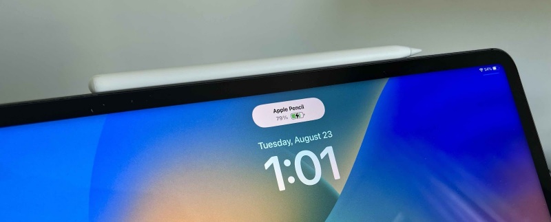 Để có thể sạc Apple Pencil 2, tất cả những gì bạn cần làm đó là đặt bút vào cạnh bên phải của thiết bị iPad Pro