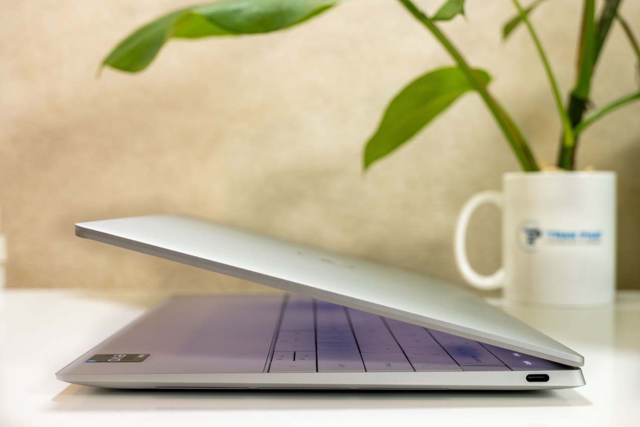 Dell XPS 9320 Plus có ít cổng hơn