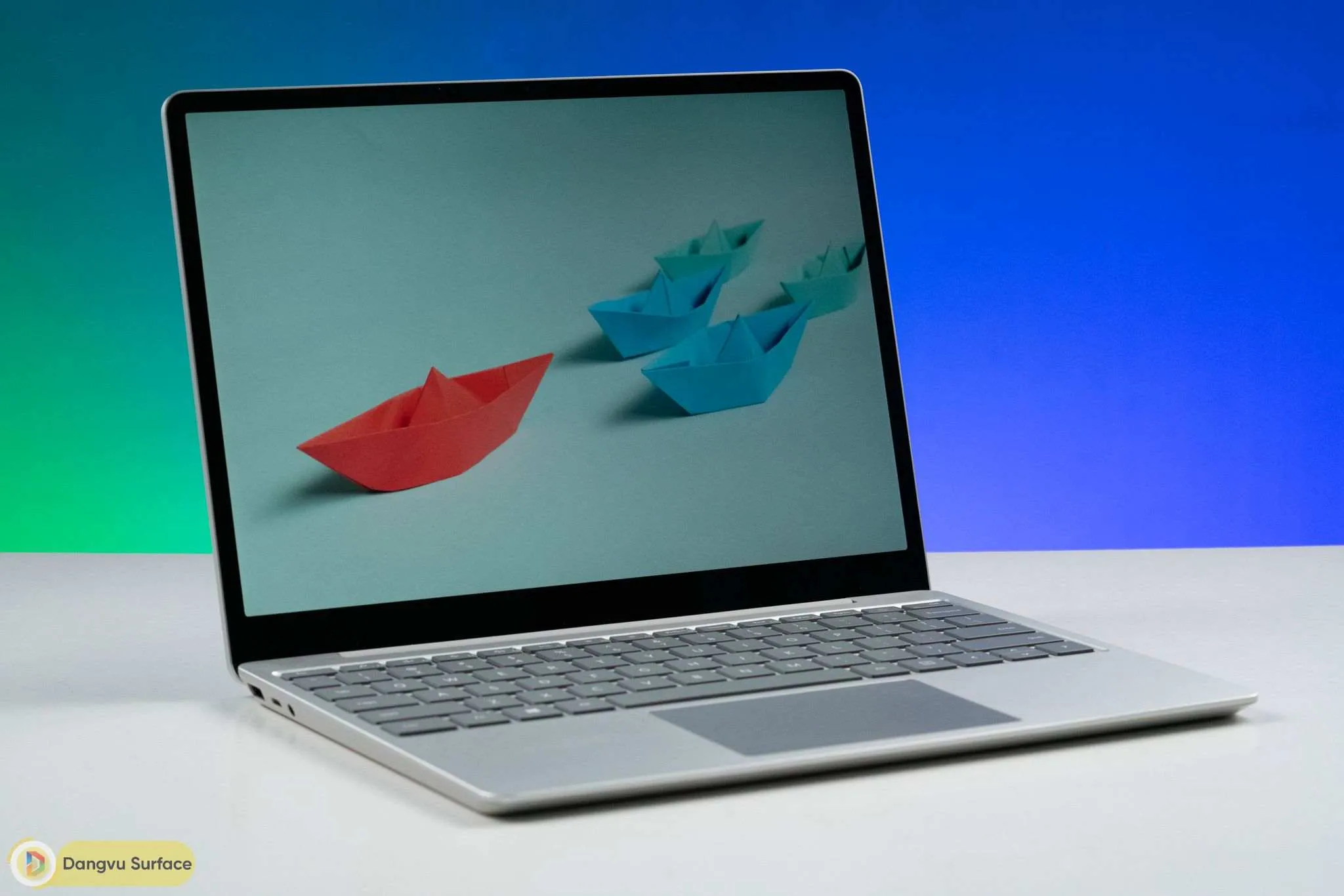 Khe tản nhiệt của Laptop Go 3 được thiết kế nằm ở sau màn hình