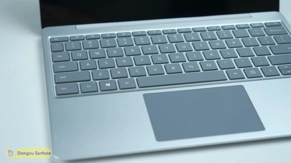 Laptop Go thế hệ thứ 3 tuy mỏng gọn nhưng vẫn được trang bị bàn phím đầy đủ chức năng