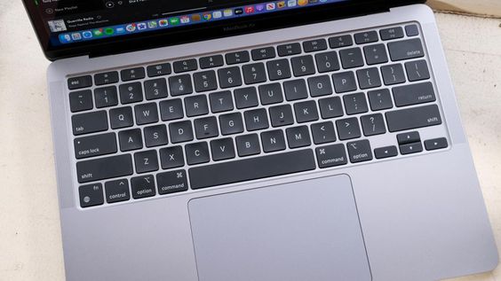 Trackpad cao cấp, siêu nhạy, kích thước to