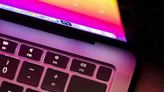 Bàn phím thiết bị được tích hợp đèn nền giúp người dùng làm việc được linh hoạt