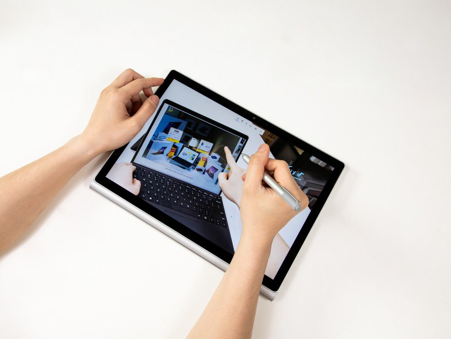 Màn hình hỗ trợ cảm ứng 10 điểm và Surface Pen