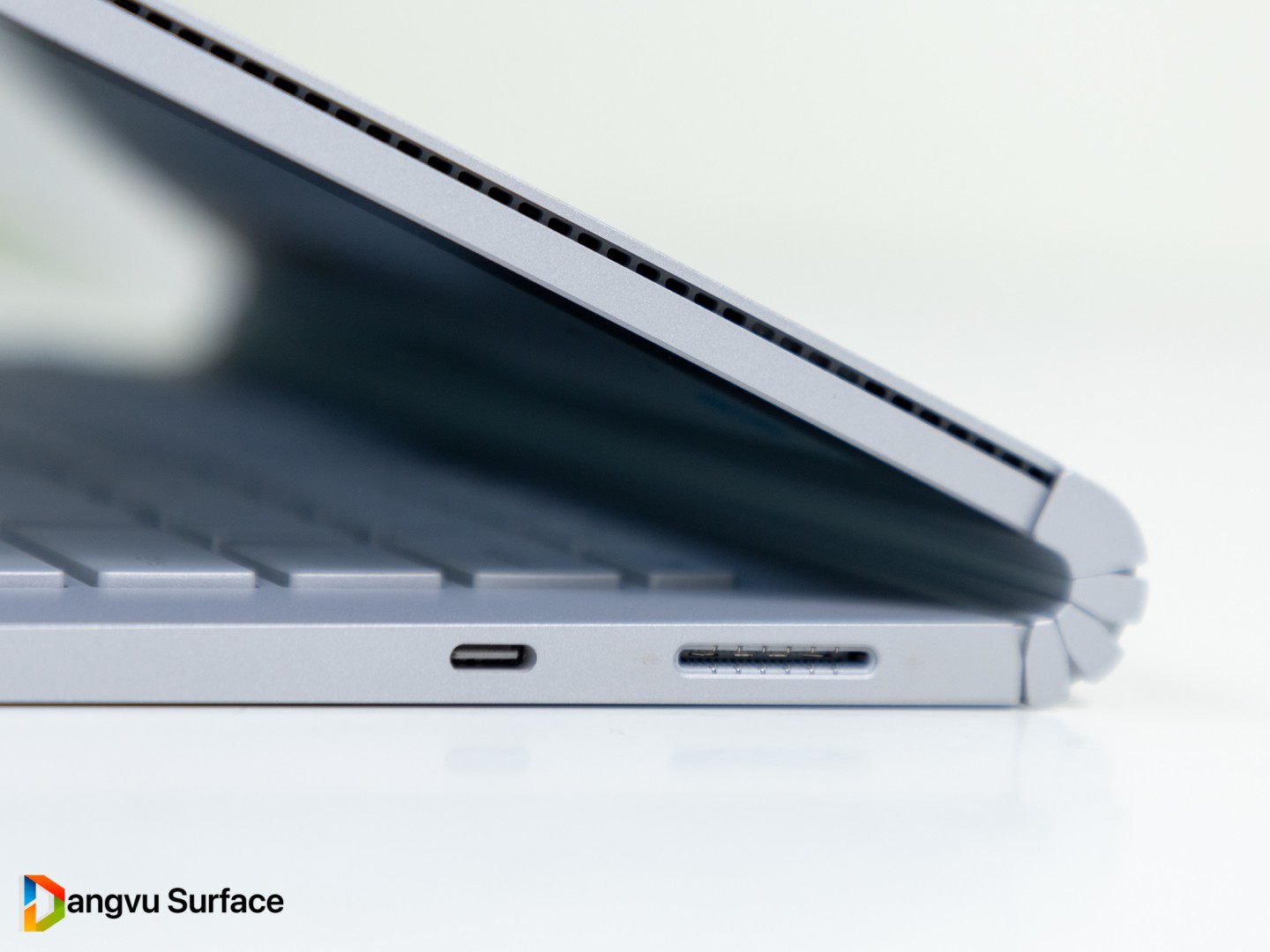 Surface Book 3 được thiết kế với bản lề Dynamic Fulcrum độc đáo