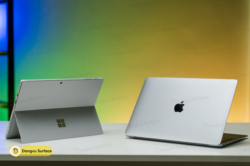Surface Pro 7 Plus và MacBook Air M1 đều gây ấn tượng bởi thiết kế mỏng nhẹ, sang trọng