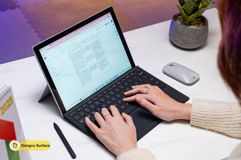 Tỷ lệ khung hình của Surface Pro 7 Plus là 3:2 thích hợp để làm việc
