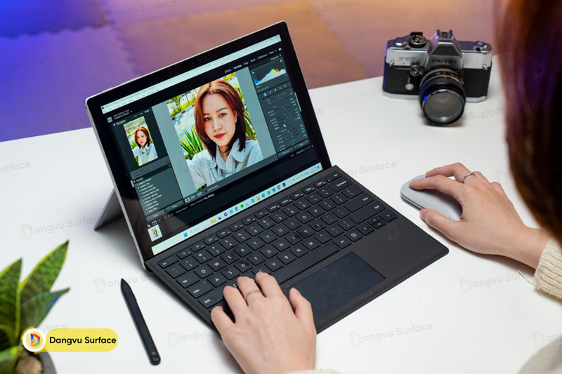 Bàn phím rời của Pro 7 Plus vẫn chưa thật sự vững chãi