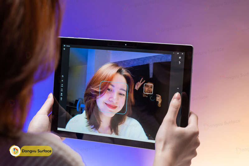 Surface Pro 7 Plus trang bị camera trước và sau sắc nét