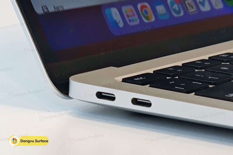 Macbook Air M1 thì lại “khiêm tốn” hơn về số cổng kết nối