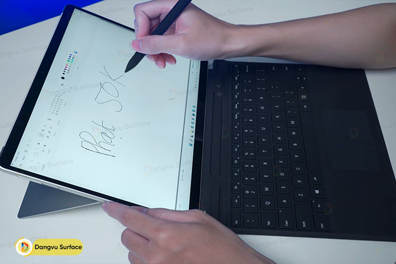 Surface Pro 8 i5 vẫn sở hữu màn cảm ứng PixelSense cho phép thao tác chạm nhanh nhạy