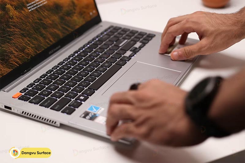 Bàn phím của Asus Vivobook S15 khá rộng rãi và có độ nảy tốt