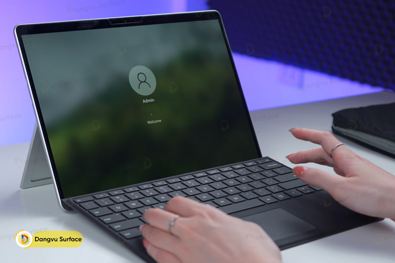 Surface Pro 9 trong thử nghiệm có cấu hình cơ bản nhất Intel Core i5-1235U/RAM 8GB/SSD 128GB