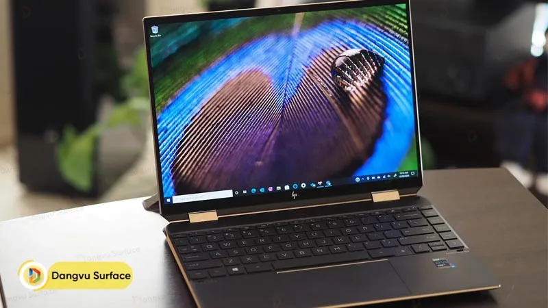 HP Spectre X360 14 (2023) có màn hình 13.5 inch