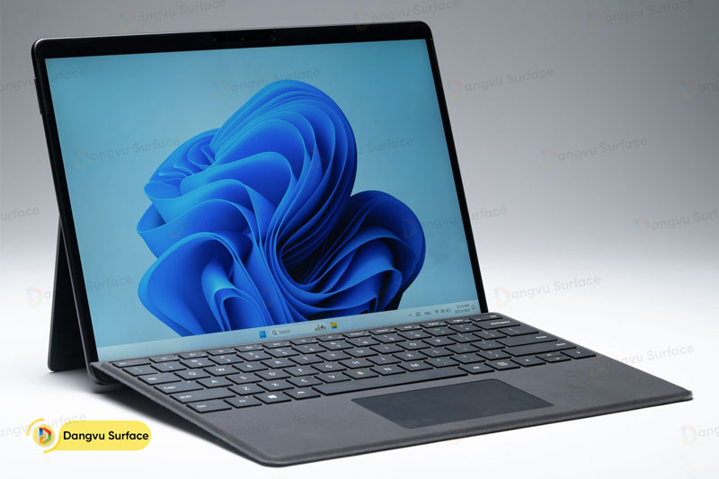 Surface Pro 8 có kích thước cơ bản là 287x208x9.3 mm và trọng lượng chỉ 891g, tạo điều kiện thuận lợi cho di chuyển và mang theo máy.