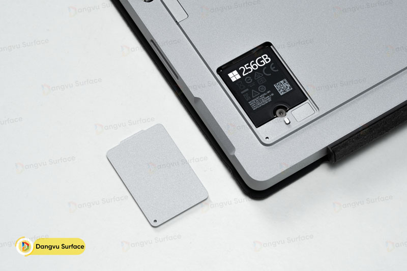 Khả năng nâng cấp ở đĩa của Surface Pro 7 Plus, sở hữu khe cắm nano Sim (bản LTE)