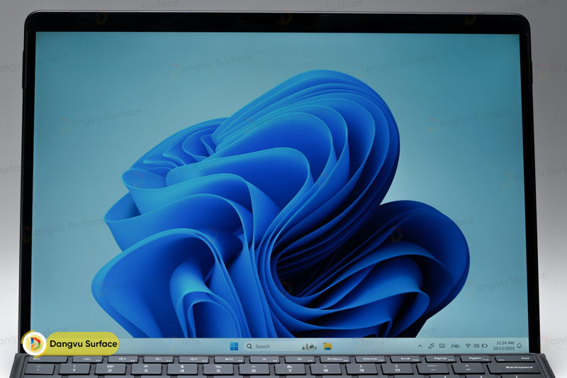 Surface Pro 8 Ref có màn hình độ phân giải Pixelsense 2880x1920, tỷ lệ khung hình 3:2 và mật độ điểm ảnh 267 PP, tần số quét 120Hz
