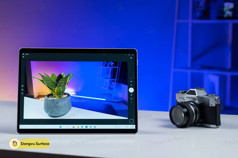 Surface Pro 8 camera sau có độ phân giải 10 MP