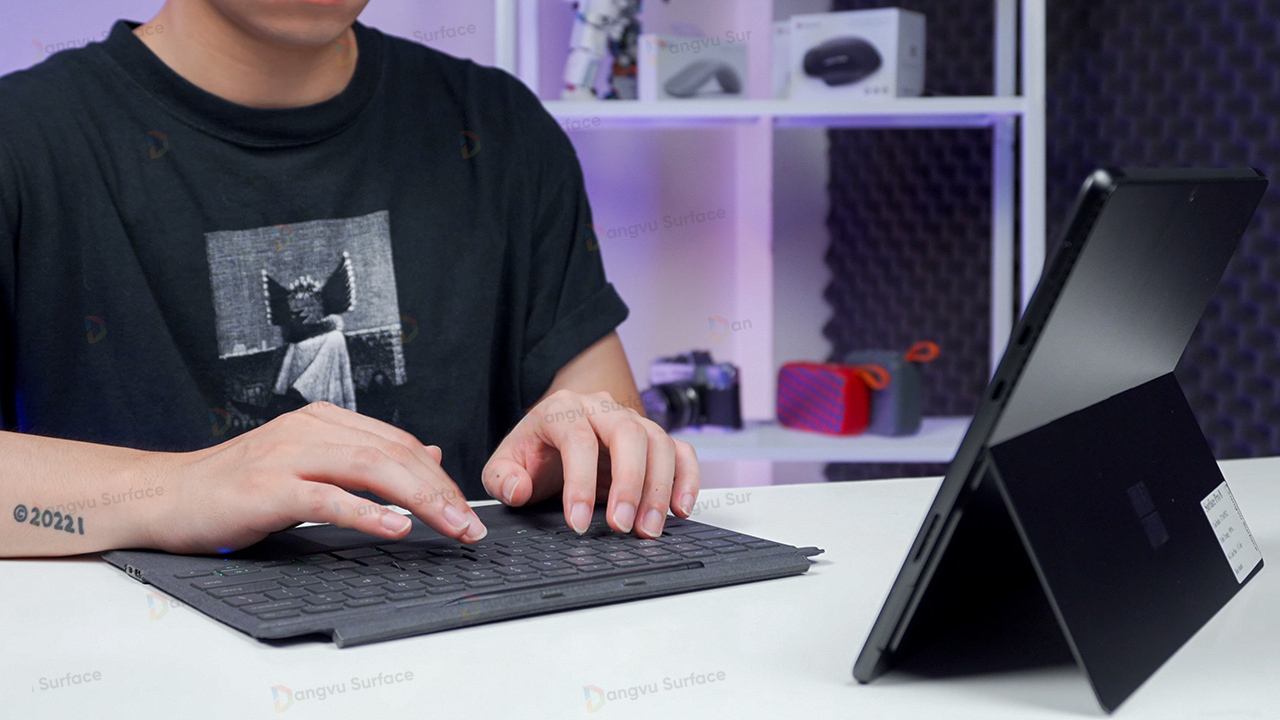 Typecover Bluetooth thay thế gắn ngoài thì mọi người sẽ dễ dàng linh động trong việc gắn vào tách ra