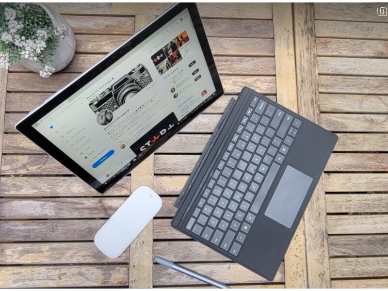 Phụ kiện Surface Type Cover vừa sang vừa hỗ trợ chiếc Surface của bạn lên thành 1 laptop thực thụ