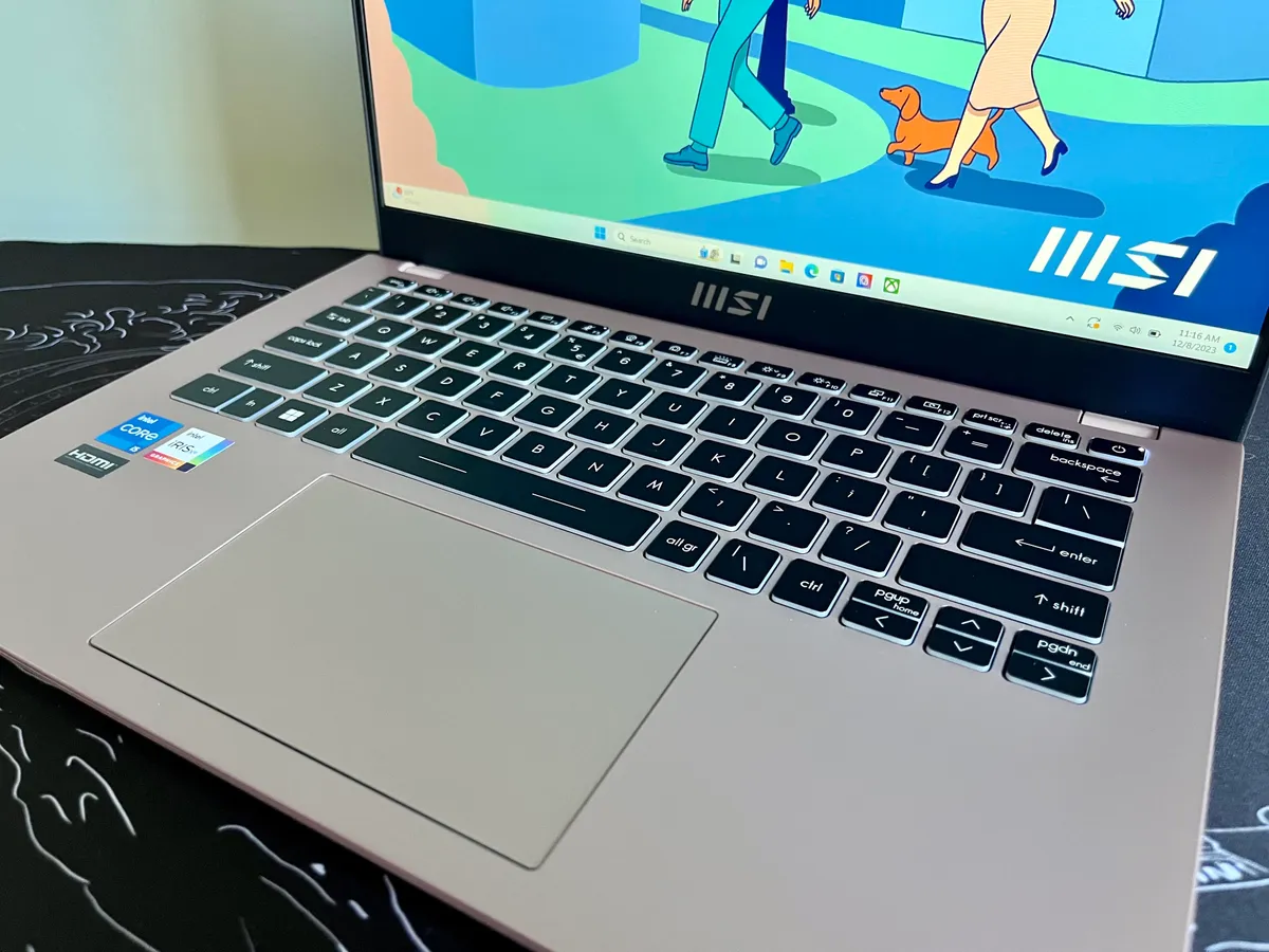 Không nói quá khi đánh giá bàn phím là điểm nổi bật trên chiếc C13M với thiết kế tràn viền 2 bên