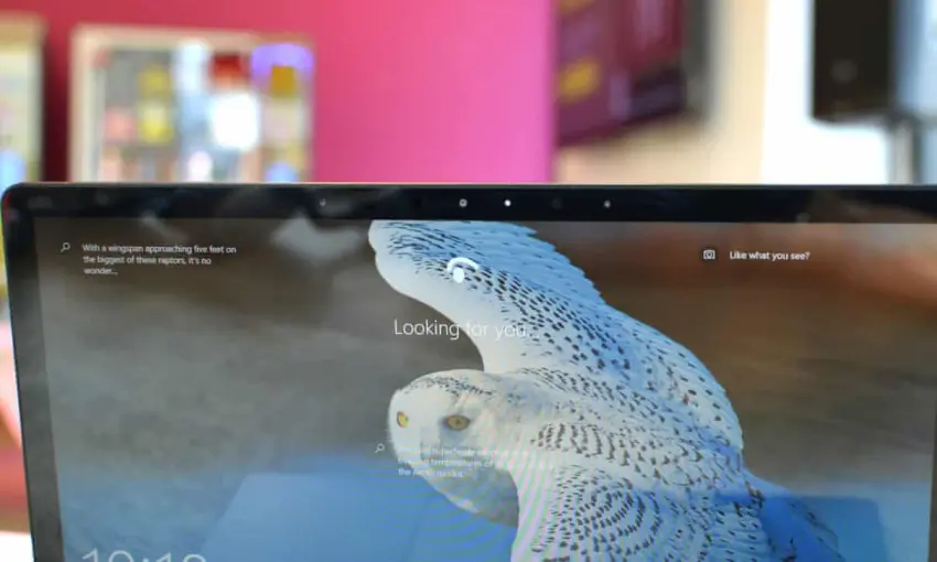 Surface Laptop 3 Ref được hãng trang bị webcam 720p giữa 2 micro bên trên viền màn hình