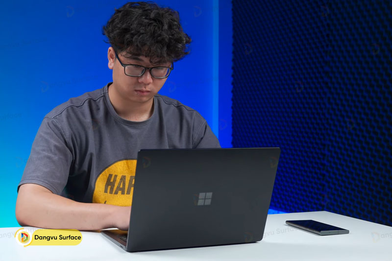 Surface Laptop 4 AMD phù hợp với công việc liên quan đến content creation, marketing, và đồ họa 2D