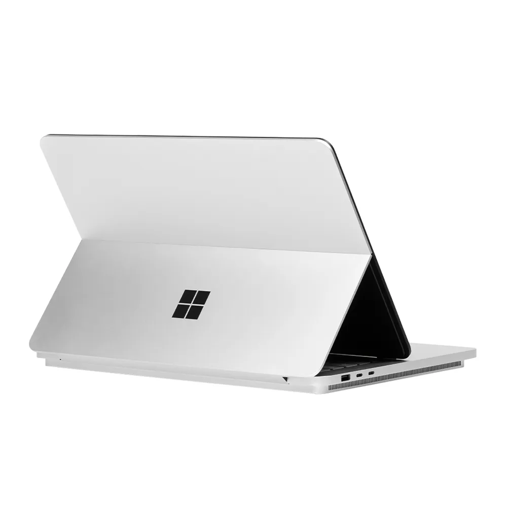 Phần logo Microsoft thì được phủ bóng và đặt ngay vị trí trung tâm của máy