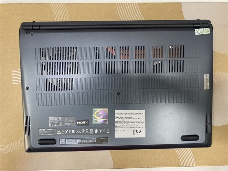 Phía trước (nắp máy) của C13M là nơi thể hiện rõ nhất tính tối giản trong thiết kế của máy