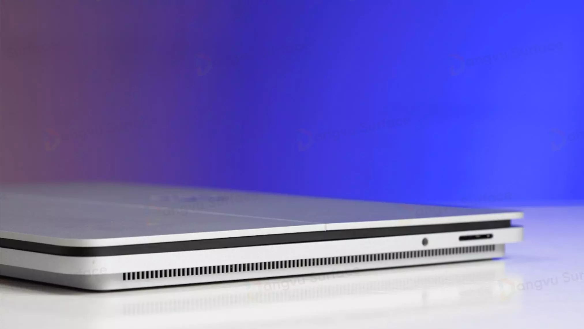 Laptop Studio 2 sở hữu kích thước dày hơn Macbook Pro 14 M3