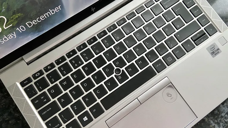 Ngoài ra người dùng cũng dễ dàng mở máy bằng phần cảm biến vân tay rất tiện lợi