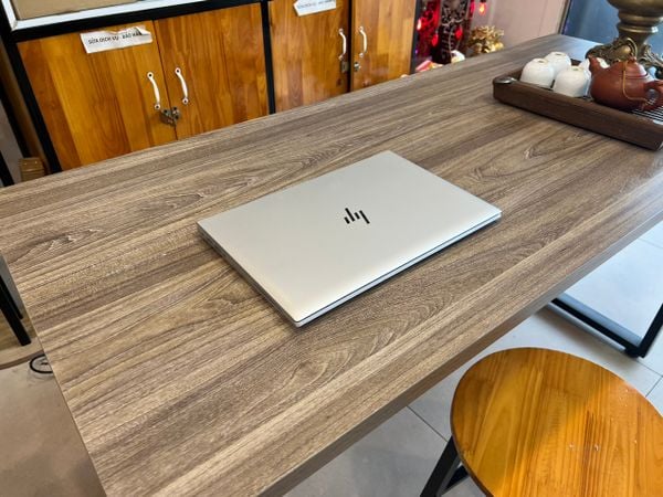 EliteBook 840 G7 có thiết kế đẹp, màu xám bạc, nhìn qua sẽ thấy khá giống MacBook