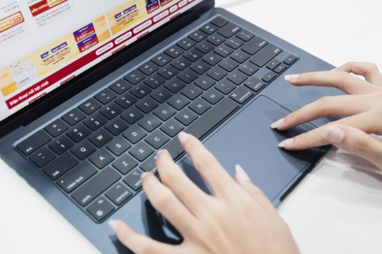 Bàn phím của MacBook Air 15 M2 sở hữu layout chuẩn theo kiểu của Apple