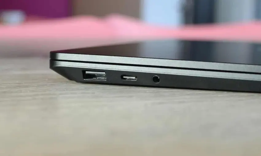 Với Surface Laptop 3, để đạt được kích thước mỏng nhẹ nên hãng Microsoft đã loại bỏ đi khá nhiều cổng kết nối