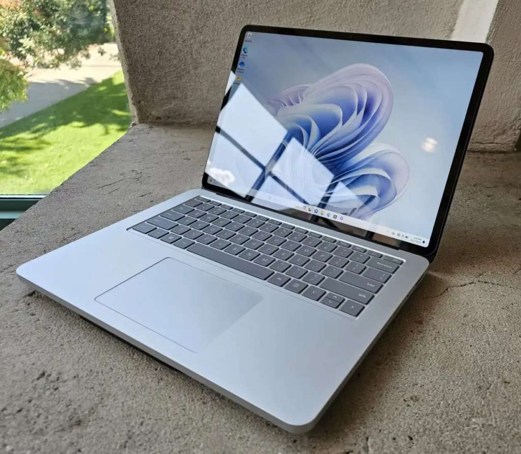Surface Laptop Studio bắt đầu từ hơn $1430 (hơn 32 triệu VNĐ) với cấu hình core i5/16/256