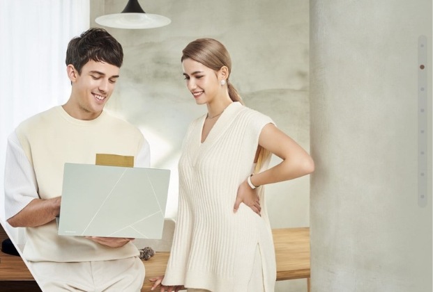 điểm trừ của dòng máy này là mặt lưng dễ bám vân tay, bụi bẩn khi sử dụng