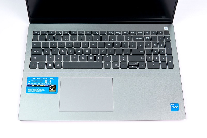 nhược điểm của bàn phím Vostro 5620 đó chính là độ nảy phím không được tốt lắm và hành trình phím cũng chưa đủ sâu