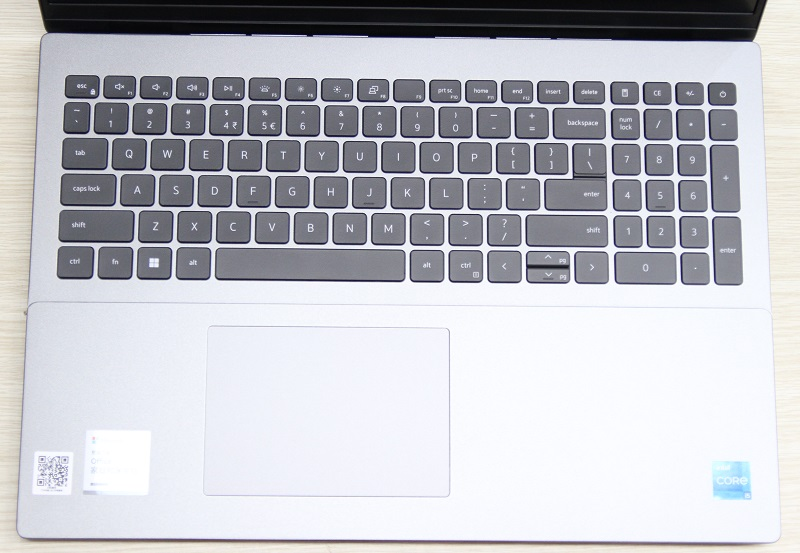 Phần chiếu nghỉ tay ở 2 bên TouchPad cũng khá rộng rãi giúp mang lại tiện ích cho người hay phải dùng tới bàn phím để gõ văn bản