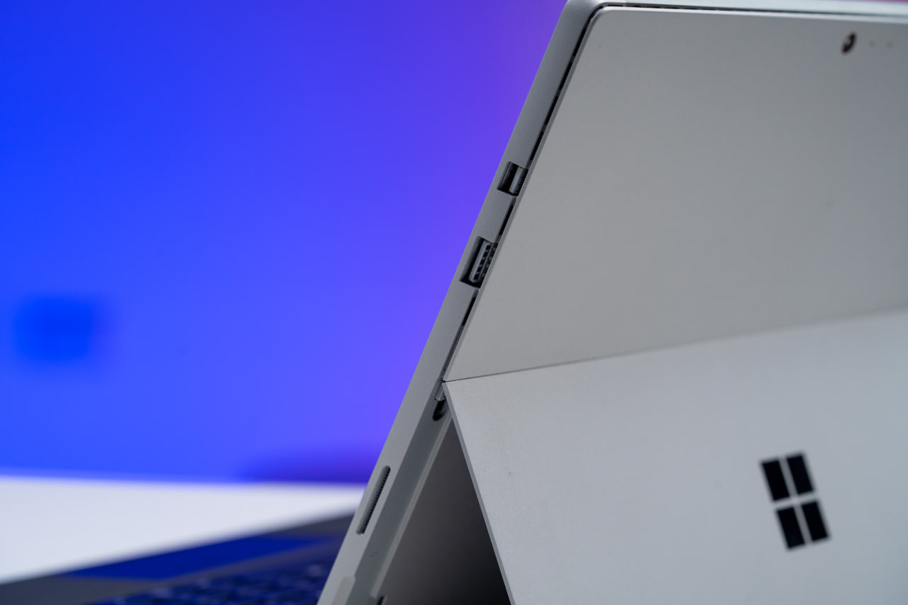 2 cổng kết nối của Surface Pro 6