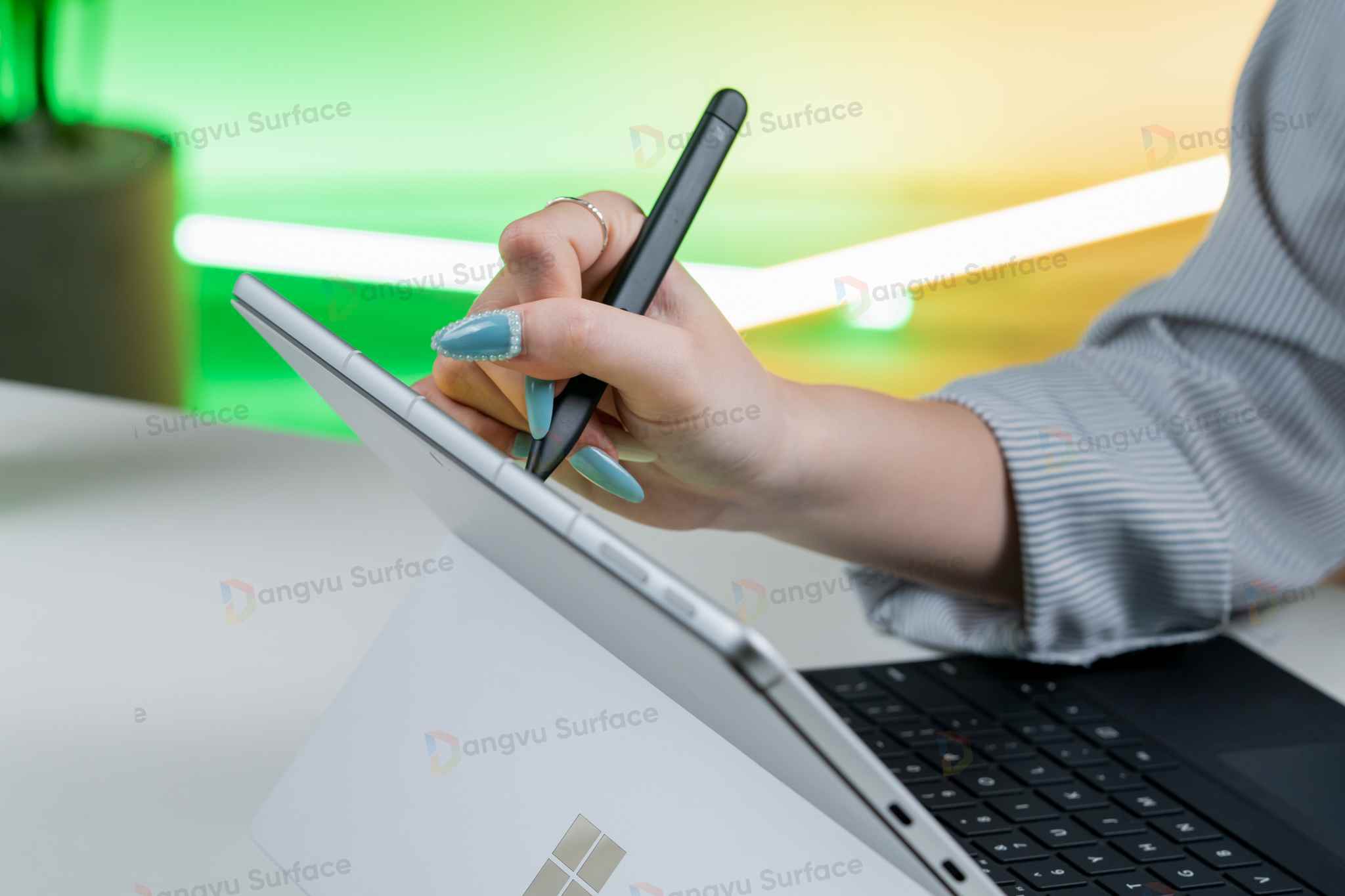 Tất cả các sản phẩm Surface đều được nhà sản xuất Microsoft trang bị tính năng hỗ trợ sử dụng bút cảm ứng Surface Pencil