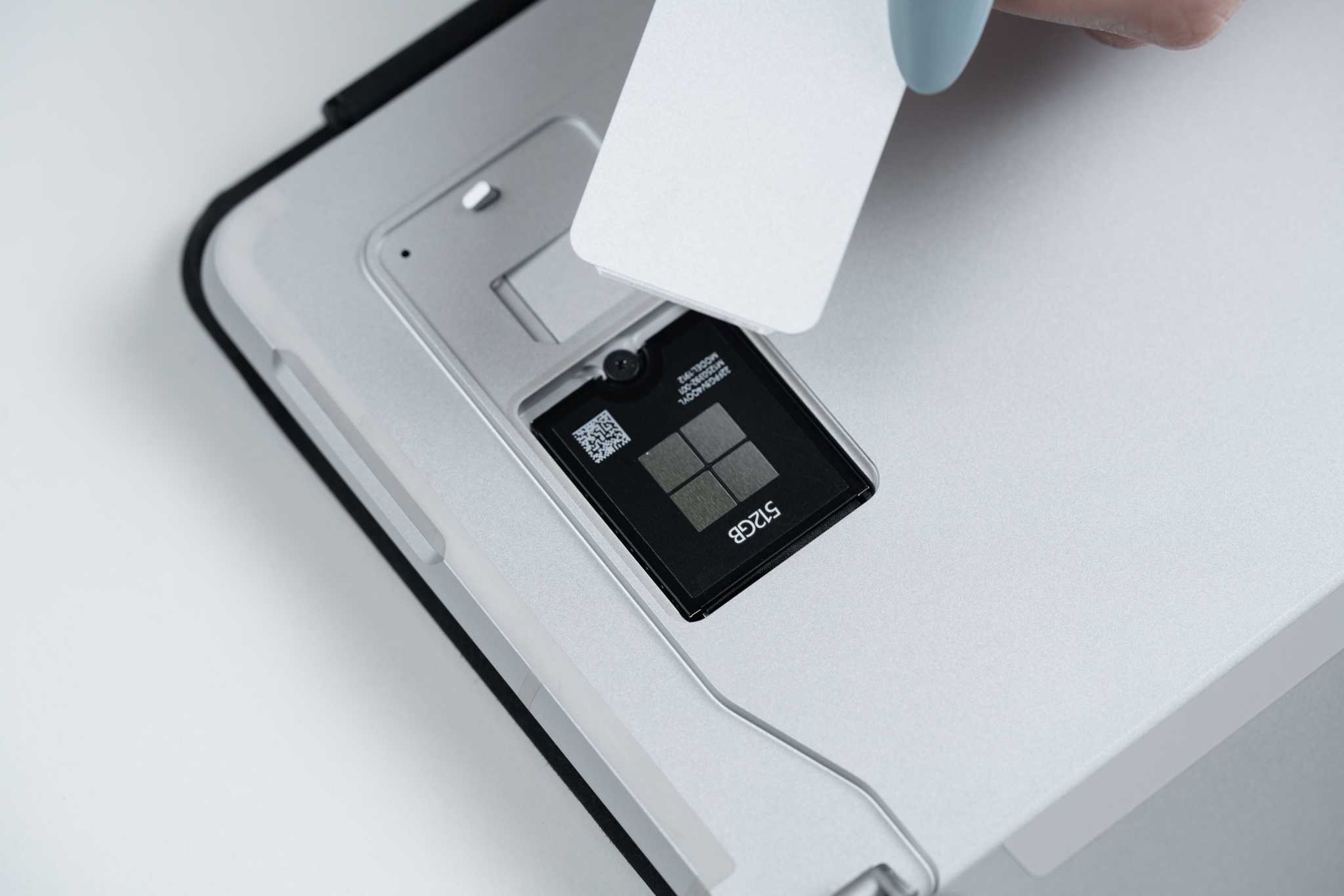 Pro 9 người dùng có thể dễ dàng nâng cấp bộ nhớ lưu trữ SSD mà không phải tháo rời toàn bộ phần linh kiện trong thiết bị